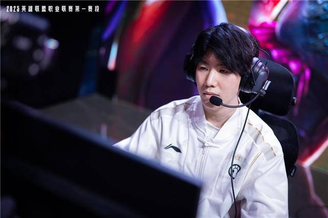 025-2026LPL共赴电竞新征途！麻将胡了电子游戏傲风G7电竞椅助力2(图4)