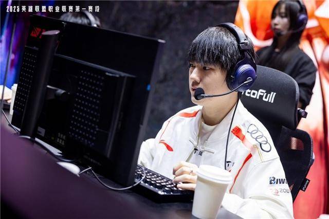 025-2026LPL共赴电竞新征途！麻将胡了电子游戏傲风G7电竞椅助力2(图2)